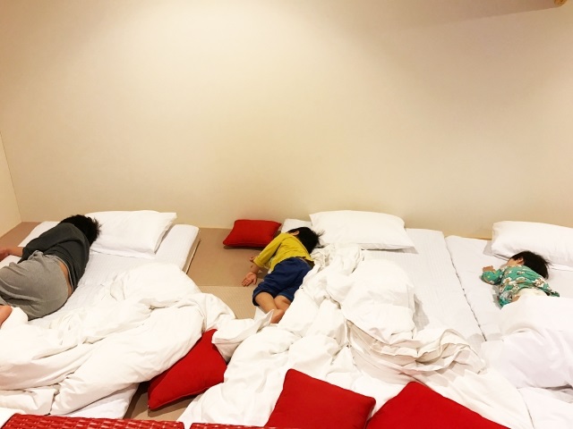 寝ている子供たちの写真