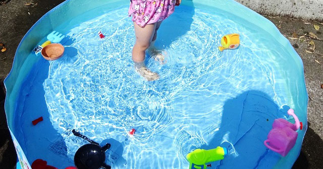 プールと水遊びのおもちゃの写真