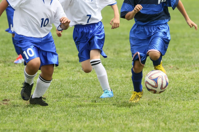 サッカーをする小学生の写真