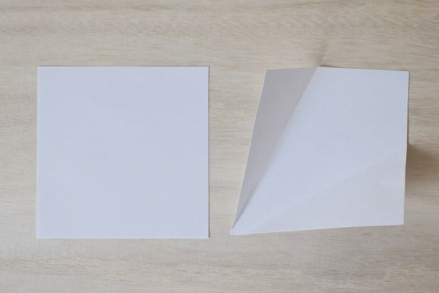 コピー用紙を切って作製した薬包紙の写真