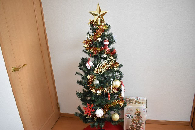 完成したクリスマスツリーと箱の写真