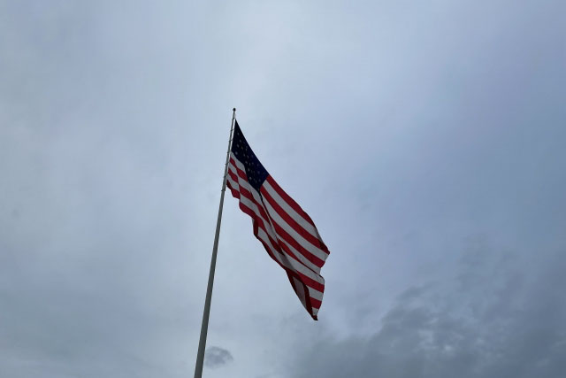 曇り空の下の星条旗の写真
