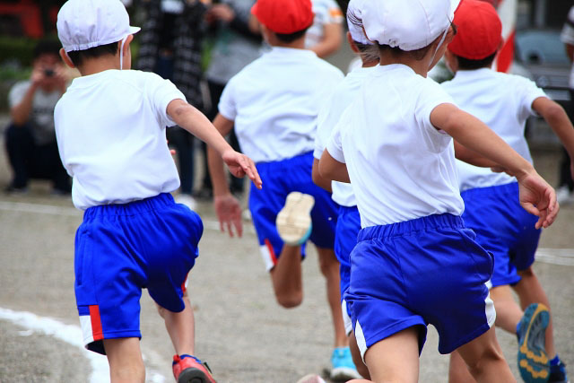 徒競走する男子小学生たちの写真