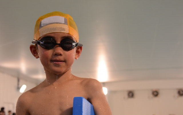 水泳を習っている男の子の写真