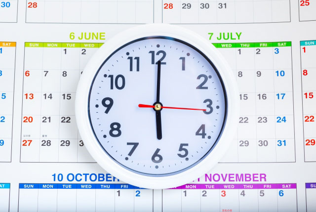 カレンダーと時計の写真