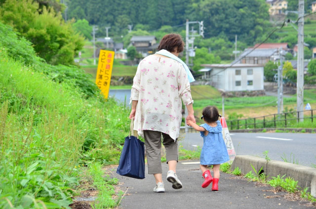 祖母と孫が一緒に歩く写真