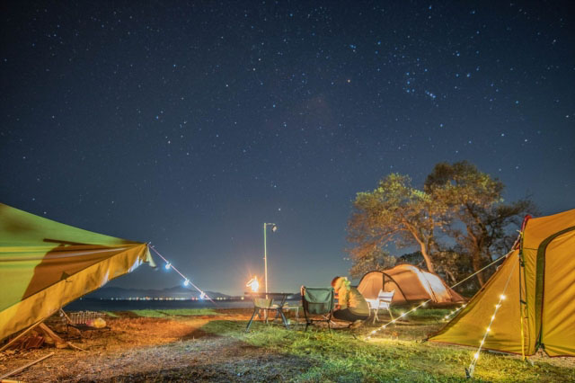 キャンプ場の夜景の写真